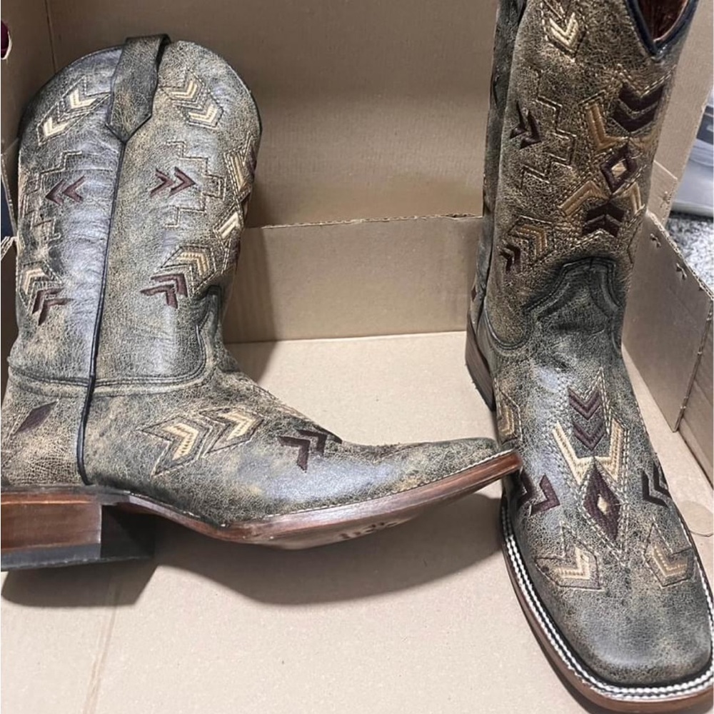 Cowboy boots (women’s)